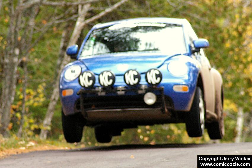 Kenny Bartram / Dennis Hotson at the midpoint jump on Brockway 1, SS11, in their VW New Beetle.