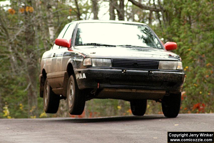 Brian Dondlinger / Dave Parps catch mild air at the midpoint jump on Brockway 1, SS11, in their Nissan Sentra SE-R.